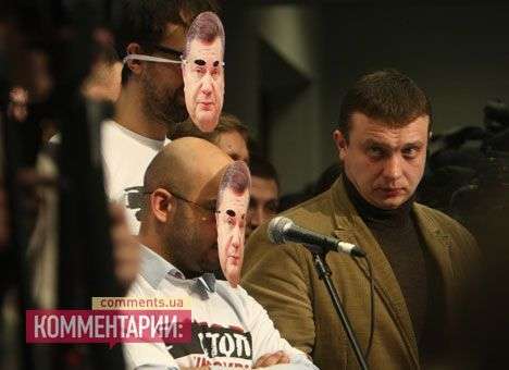 Журналисты слушают Президента в масках с его портретом (ФОТО)