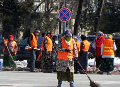 В честь 8 Марта дворничихам в Душанбе подарят по 150 у.е.