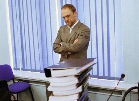 В оппозиции показали справку, что Власенко уже не адвокат