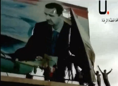 Повстанцы взяли целый город и разрушили памятник отцу Асада (ВИДЕО)