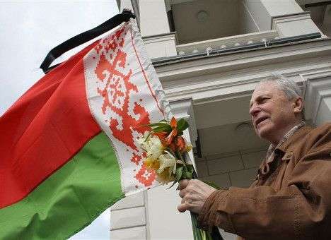 Беларусь приспустила флаги по Чавесу. В стране могут объявить траур