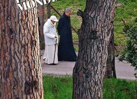 Ушедшего Папу впервые засняли на покое (ФОТО)