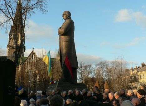 На Львовщине памятнику Бандеры отбили нос