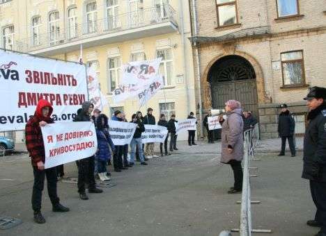 Митинговавшую под окнами Президента мать «террориста» обнесли забором (ФОТО)