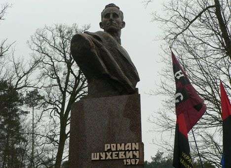 Вандалы взялись и за памятник Шухевичу на Львовщине