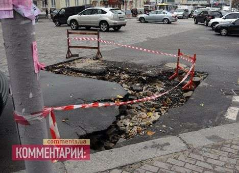 Автодор латает ямы на дорогах на границе с ЕС землей, выкопанной в лесу (ВИДЕО)