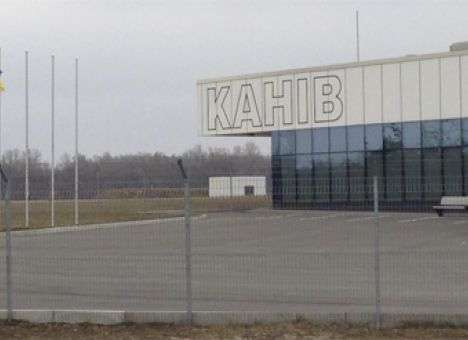 Нардепы «поцеловали» колючую проволоку в каневском аэропорту (ФОТО)