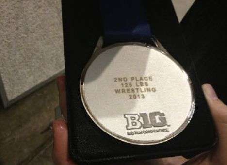 В США борец выбросил медаль в мусорку