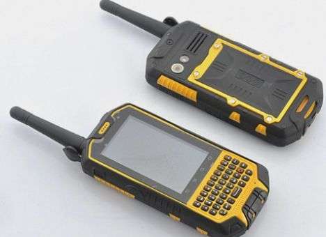 Внедорожный смартфон Runbo превращается в рацию