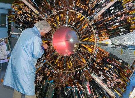 Европейские физики убеждены, что бозон Хиггса уже открыт