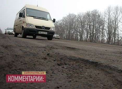 Азаров свалил вину за плохие дороги на кошельки водителей