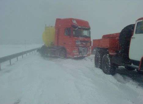 Спасатели рассказали, по каким трассам сегодня лучше не ездить (ВИДЕО)