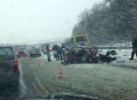 Яценюк попал в снежный плен (ФОТО)