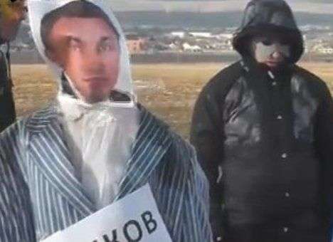 В Крыму люди в масках сожгли чучело депутата (ВИДЕО)