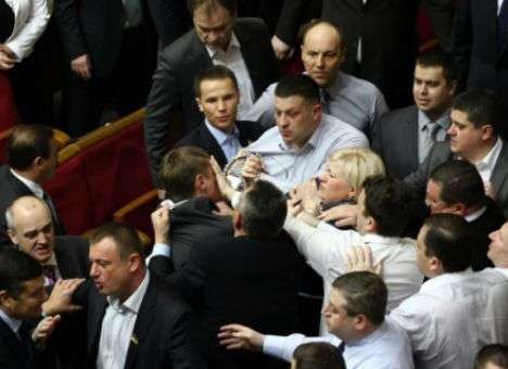 Отличившийся в драке «регионал» требует извинений от Тягнибока