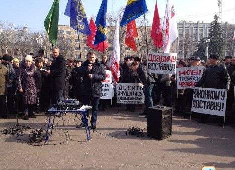 В Черкассах 300 пикетчиков штурмовали горсовет (ВИДЕО)