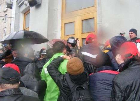 В драке с милицией депутату-оппозиционеру сломали палец