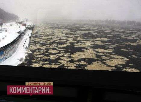 Днепр в Киеве аномально пожелтел (ФОТО)
