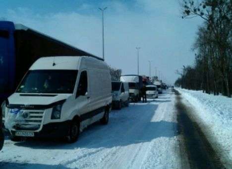 На трассе Киев-Житомир 70-километровая пробка, в КГГА рапортуют - движение возобновлено (ФОТО)