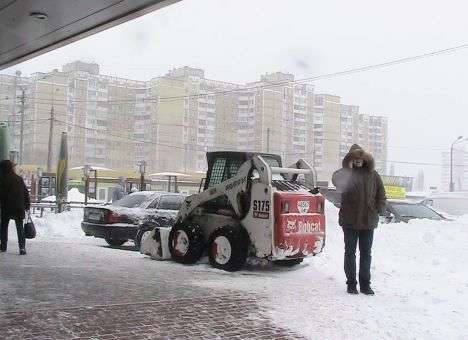 Для спасения Киева от снега Азаров бросился арендовать частные грузовики