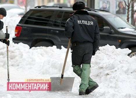 Милиция в Киеве щеголяет бахилами и машет лопатами (ФОТО)