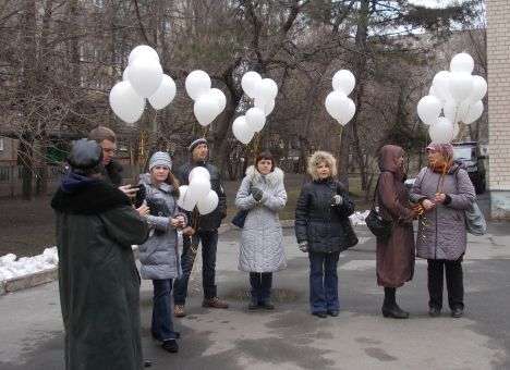 «Днепропетровского террориста» поздравили с днем рождения прямо в суде (ФОТО)