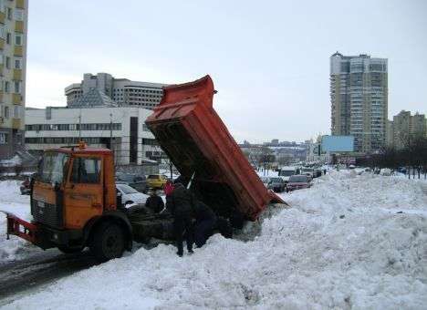 Киевляне устроили самосуд над коммунальщиками за свалку снега (ФОТО)