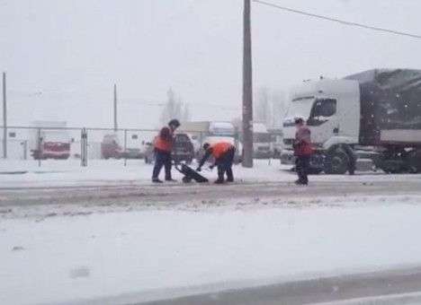 Во время пятничного снегопада в Киеве продолжали латать ямы (ВИДЕО)