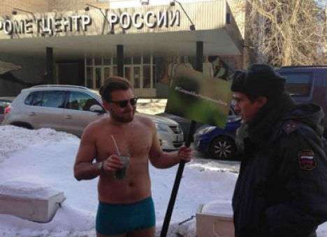 Неизвестный в трусах требовал лета у Гидрометцентра России