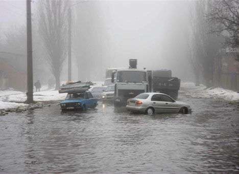Азарову придется привыкнуть к непогоде