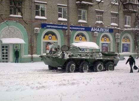 В последний месяц весны военных решили «усилить» тяжелой техникой для уборки снега