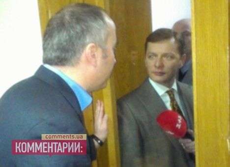 Оппозиция штурмует забаррикадировавшихся «регионалов» и коммунистов (ФОТО)