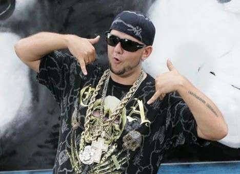 Потапа и Настю закидали яйцами на концерте