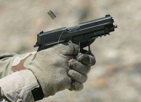 Пьяный мужчина в фашистской форме устроил стрельбу по детской площадке (ВИДЕО)