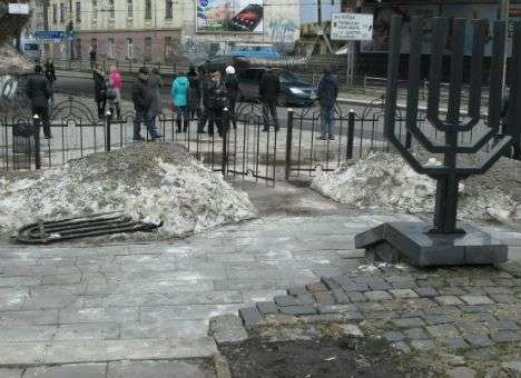 Во Львове у памятника жертвам гетто выкрали забор (ФОТО)