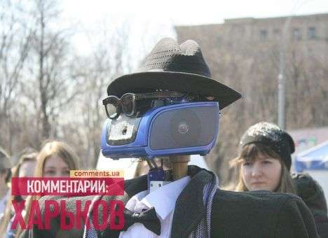 По Харькову прогулялся робот, который любит весну и девушек (ФОТО)