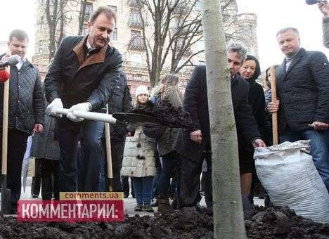 Попов собственноручно «освятил» высадку каштанов на Крещатике