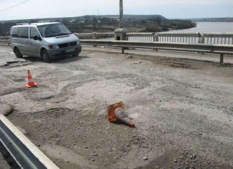 На Буковине разрушился мост на трассе Житомир-Черновцы  (ФОТО)