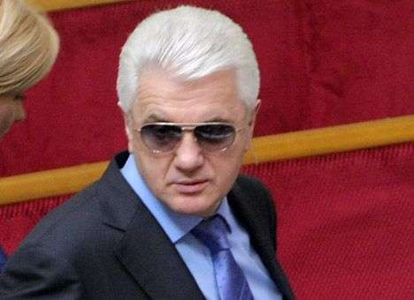 Пока Рада голосовала за выборы в Киеве, Литвин «косил» под Бонда из-за операции (ФОТО)