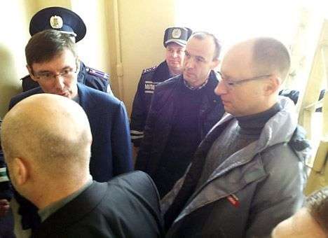 Оппозиционеров не пускают к Тимошенко, заставляя стоять на лестнице