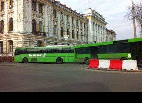 В Харькове оппозиции перегораживают дорогу троллейбусами (ФОТО, ВИДЕО)