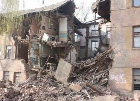 На Донбассе рухнул жилой дом. Есть жертвы (ФОТО)