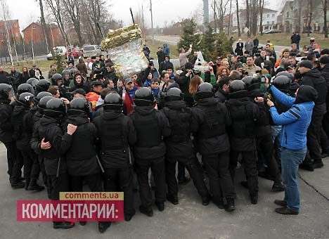 Под воротами Президента «Беркут» начал «паковать» митингующих (ВИДЕО,ФОТО)