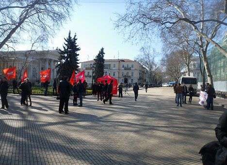 Одесский мэр спрятался от митингующих за живой цепью