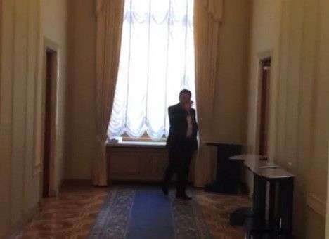 «Регионал» Фельдман курит прямо в кулуарах Рады (ВИДЕО)