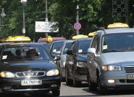 Легальных таксистов загоняют в тень, - эксперт