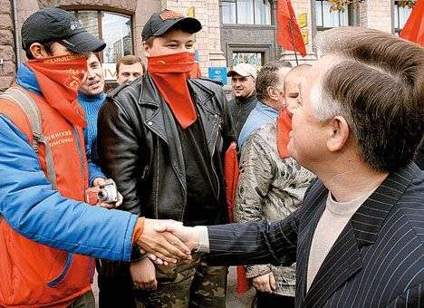 Коммунисты превращаются в «мальчиков по вызову»