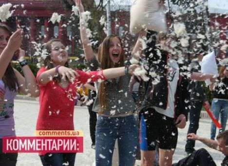 В столице массово дрались подушками (ФОТО)