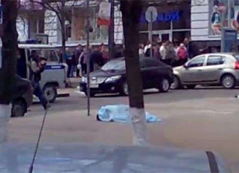 Место расстрела шестерых в Белгороде утопает в цветах