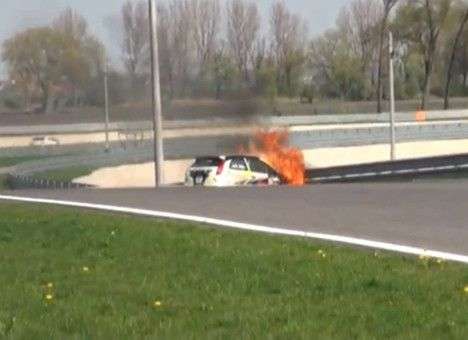Машина украинской спортсменки сгорела перед гонкой (ВИДЕО)